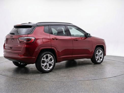 Used 2025 Jeep Compass Latitude image 9