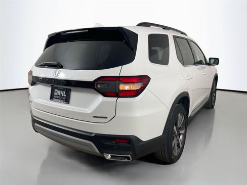 Used 2024 Honda Pilot Touring image 13