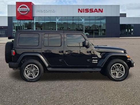 Used 2018 Jeep Wrangler Unlimited Sahara w/ Uconnect 4C Nav & Sound Group AWD/4WD image 8