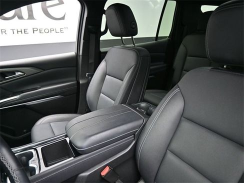 Used 2025 Chevrolet Traverse LT image 16