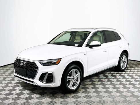 Used 2024 Audi Q5 e Premium w/ Convenience Package image 3