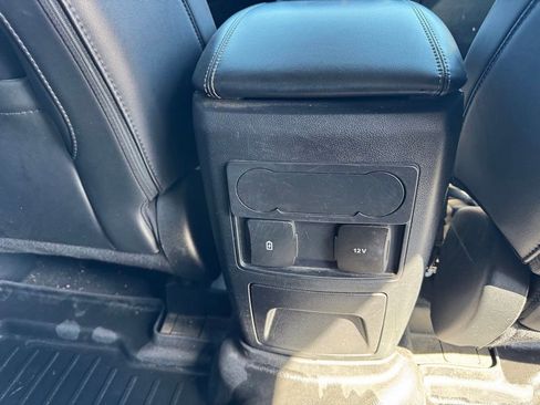 Used 2022 Ford Explorer XLT w/ Equipment Group 202A AWD/4WD image 18