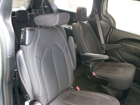 Used 2023 Chrysler Pacifica Touring FWD image 9