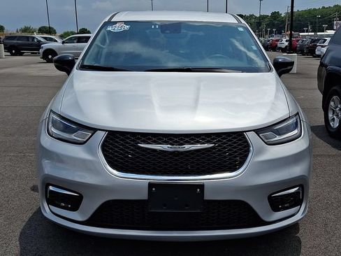 Used 2024 Chrysler Pacifica Touring-L FWD image 6
