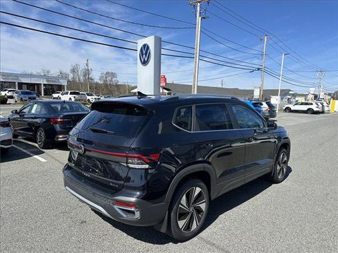 Used 2025 Volkswagen Taos SE FWD image 6