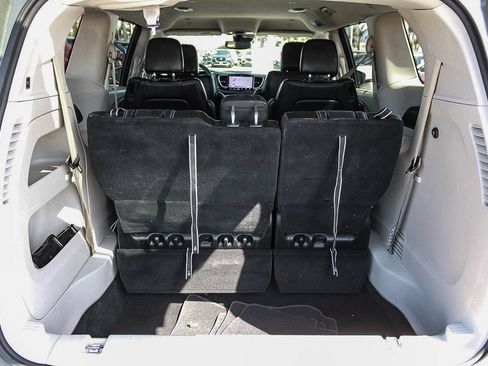 Used 2022 Chrysler Pacifica Touring-L FWD image 26