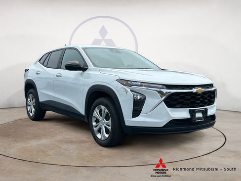 Used 2024 Chevrolet Trax LS FWD image 1
