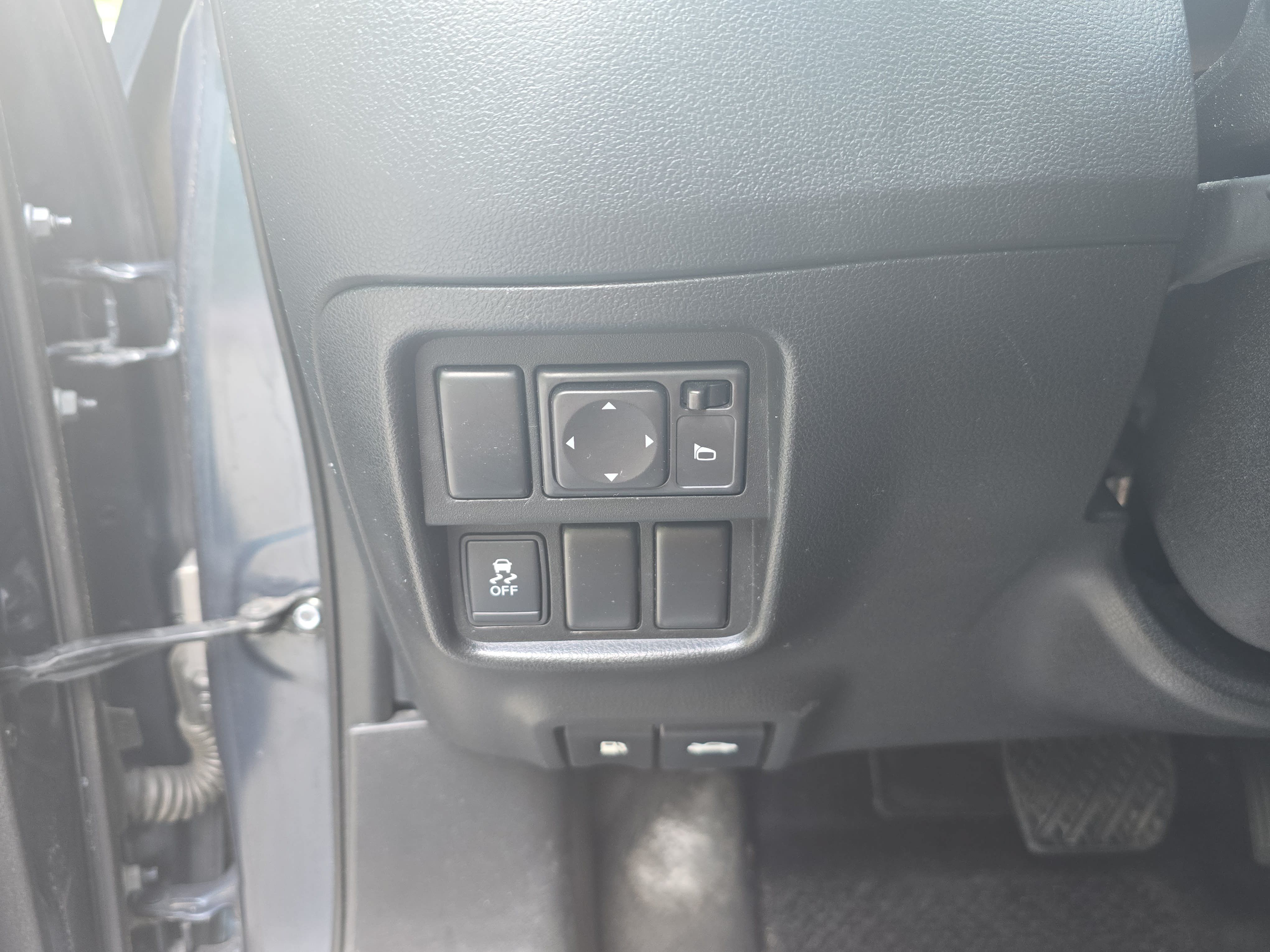 Used 2014 Nissan Juke S FWD image 25