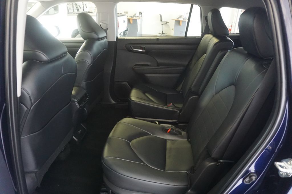 Certified 2025 Toyota Highlander XLE FWD image 22