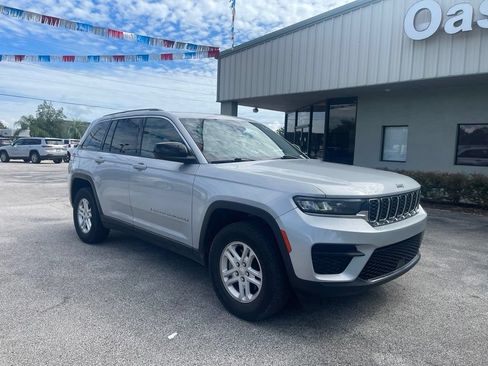 Used 2023 Jeep Grand Cherokee Laredo w/ Luxury Tech Group I AWD/4WD image 2