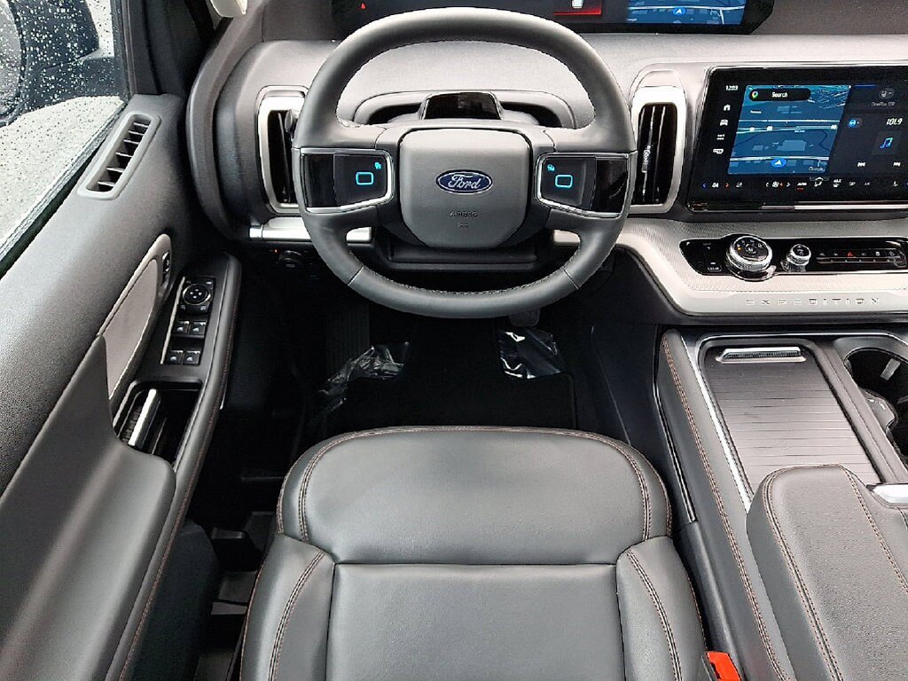 Used 2025 Ford Expedition Active AWD/4WD image 13