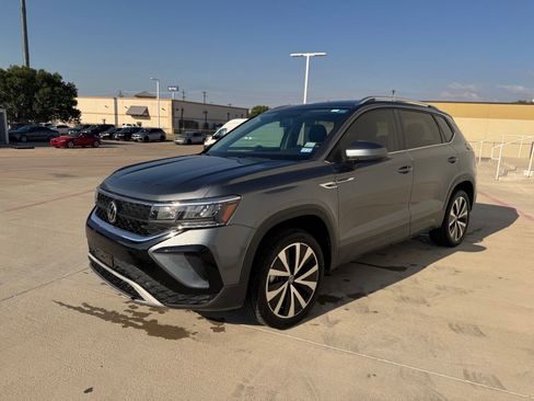 Used 2022 Volkswagen Taos SE image 3