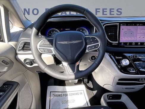 Used 2023 Chrysler Pacifica Touring-L FWD image 8