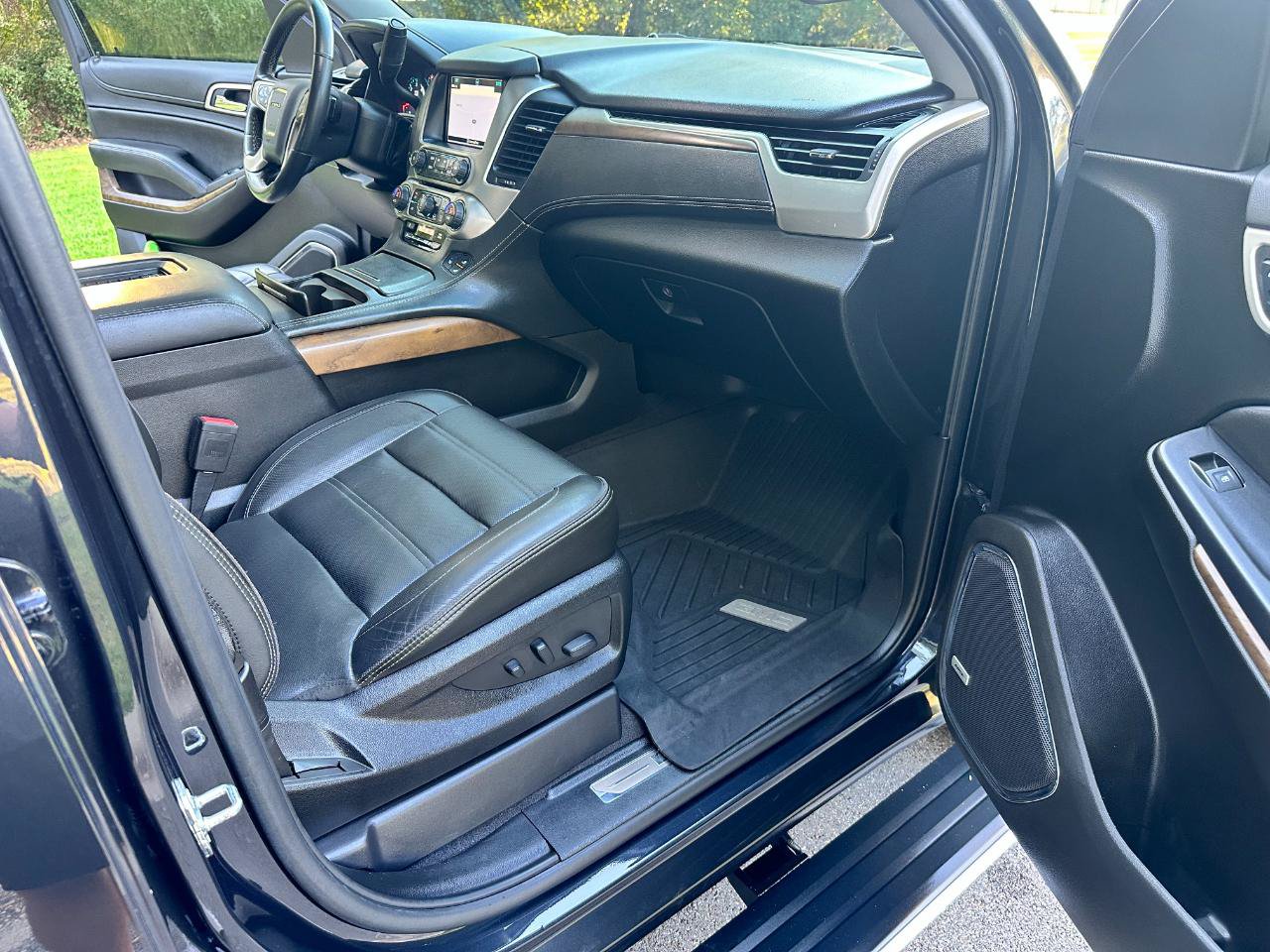 Used 2020 GMC Yukon Denali w/ Denali Ultimate Package RWD image 35
