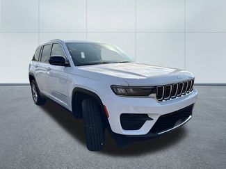 Used 2023 Jeep Grand Cherokee Laredo w/ Luxury Tech Group I AWD/4WD video 4