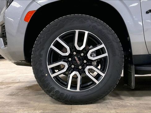 Used 2023 GMC Yukon AT4 w/ Technology Package AWD/4WD image 9