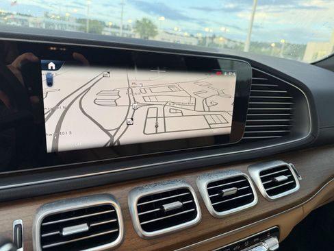 Used 2025 Mercedes-Benz GLS 450 4MATIC image 23