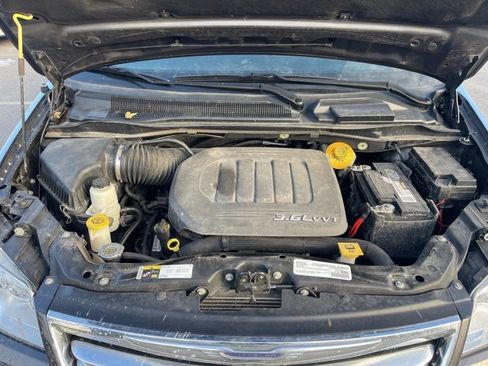 Used 2016 Chrysler Town & Country Touring w/ Driver Convenience Group image 4