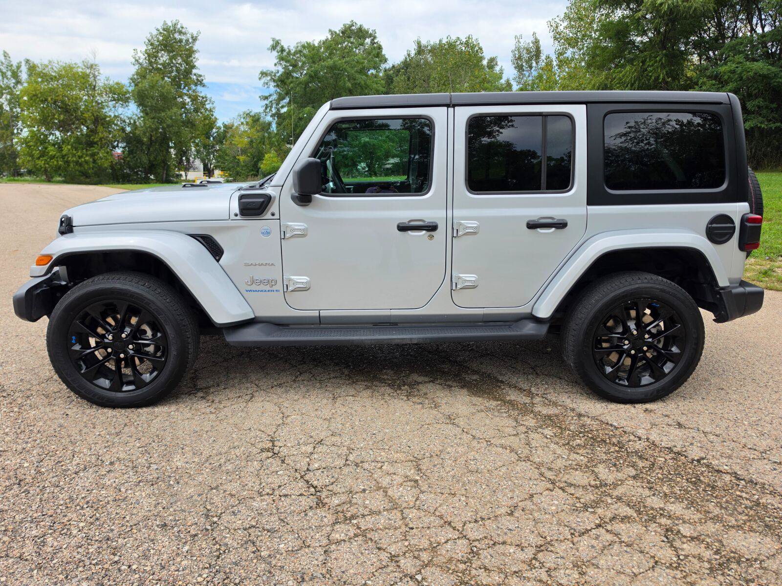 Used 2023 Jeep Wrangler Unlimited Sahara w/ Cold Weather Group AWD/4WD image 3