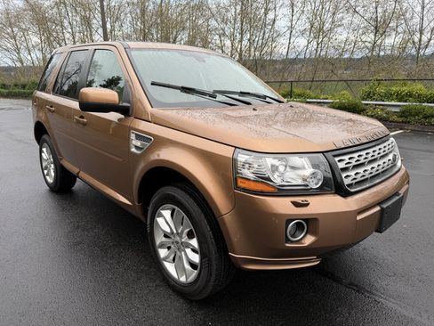 Used 2014 Land Rover LR2 HSE image 3