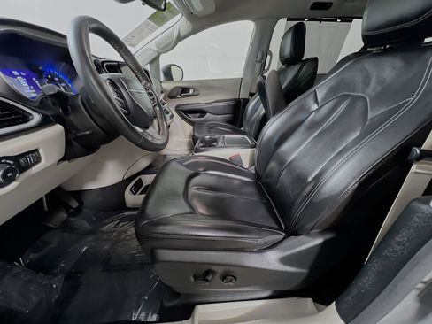 Used 2023 Chrysler Pacifica Touring-L FWD image 15