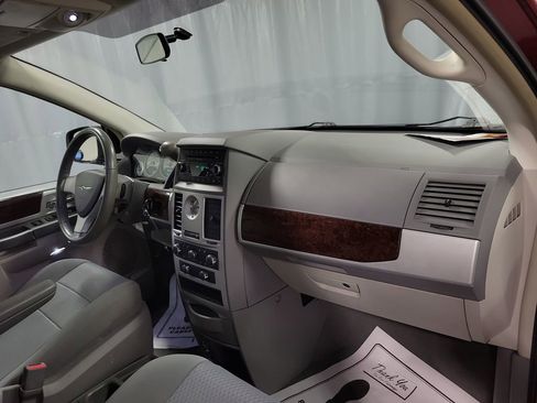 Used 2010 Chrysler Town & Country Touring image 26