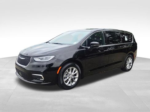 Used 2026 Chrysler Pacifica Limited FWD image 3