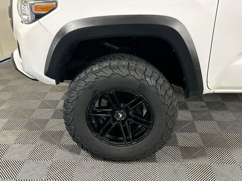 Used 2018 Toyota Tacoma TRD Off-Road AWD/4WD image 11
