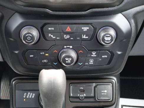 Used 2021 Jeep Renegade Latitude w/ Luxury Group II AWD/4WD image 21