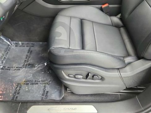 Used 2025 Porsche Cayenne w/ Premium Package image 33