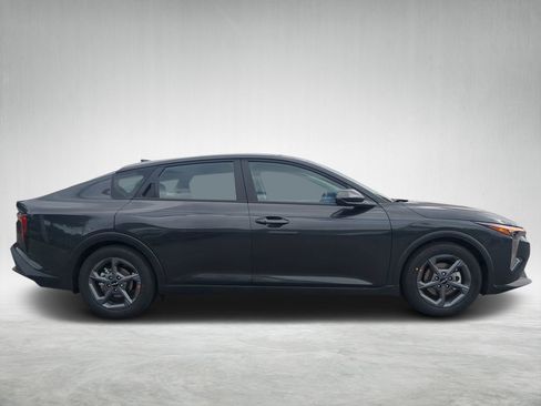 New 2025 Kia K4 LXS image 2