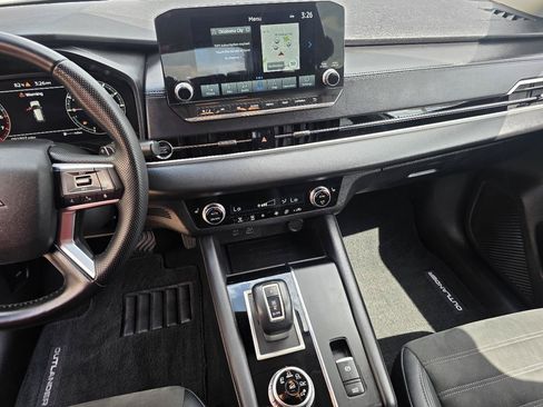 Used 2023 Mitsubishi Outlander SE FWD image 16