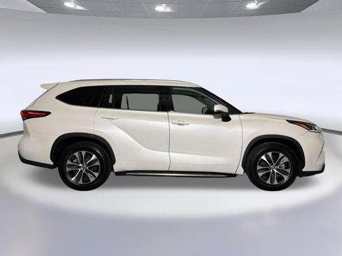 Used 2021 Toyota Highlander XLE FWD image 8