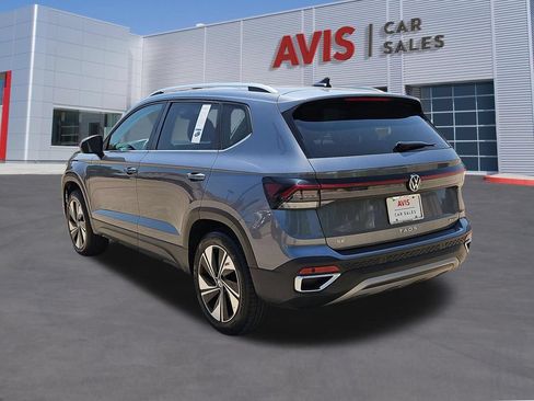 Used 2025 Volkswagen Taos SE AWD/4WD image 9