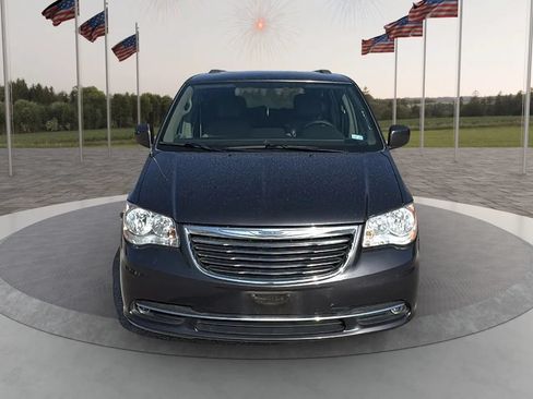Used 2016 Chrysler Town & Country Touring FWD image 2