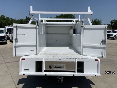 Used 2018 RAM 3500 Tradesman w/ Chrome Appearance Group RWD image 8