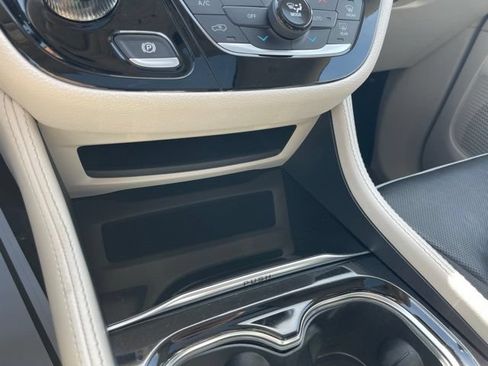 Used 2023 Chrysler Pacifica Limited FWD image 28