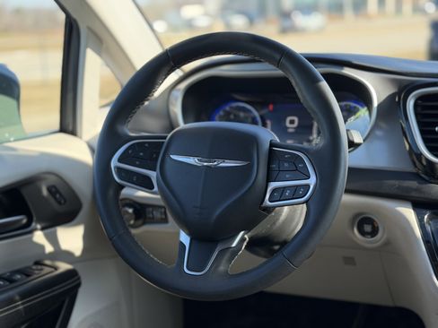 Used 2022 Chrysler Pacifica Touring-L image 14