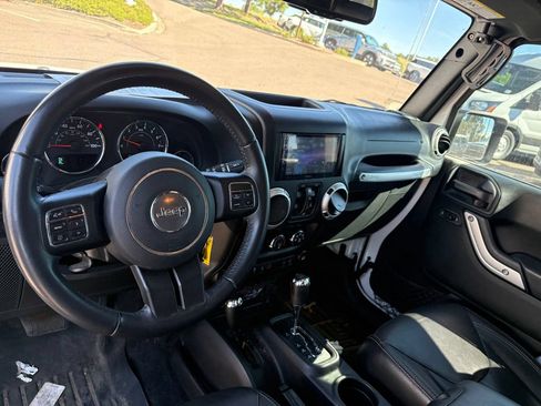 Used 2018 Jeep Wrangler Unlimited Rubicon w/ Connectivity Group AWD/4WD image 17