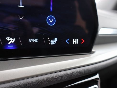 Used 2025 Chevrolet Traverse LT w/ Sun and Wheel Package image 12