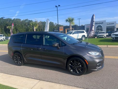 Used 2022 Chrysler Pacifica Limited w/ S Appearance Package FWD image 3