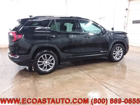 Used 2023 GMC Terrain SLT image 2