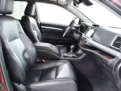 Used 2019 Toyota Highlander XLE AWD/4WD image 10