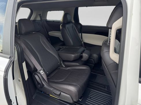 Used 2024 Kia Carnival EX FWD image 32
