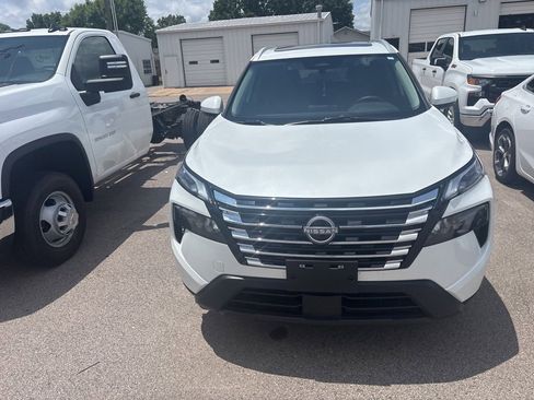 Used 2025 Nissan Rogue SV w/ SV Premium Package FWD image 14