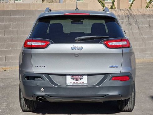 Used 2018 Jeep Cherokee Latitude w/ Cold Weather Group image 8