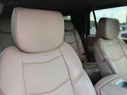 Used 2018 Cadillac Escalade Platinum RWD image 7
