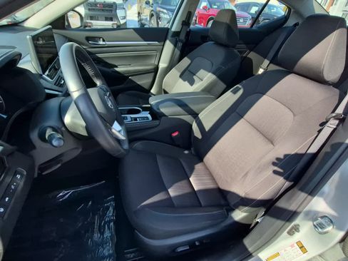 Used 2023 Nissan Altima 2.5 SV w/ SV Premium Package image 10