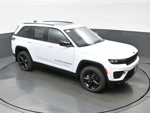 New 2025 Jeep Grand Cherokee Altitude AWD/4WD image 24
