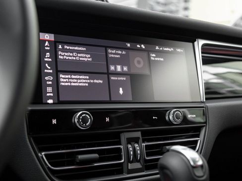 Certified 2026 Porsche Macan image 25